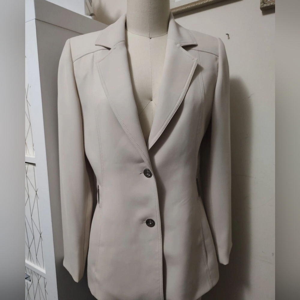 Fitelle Paris Women's Blazer in Cream
